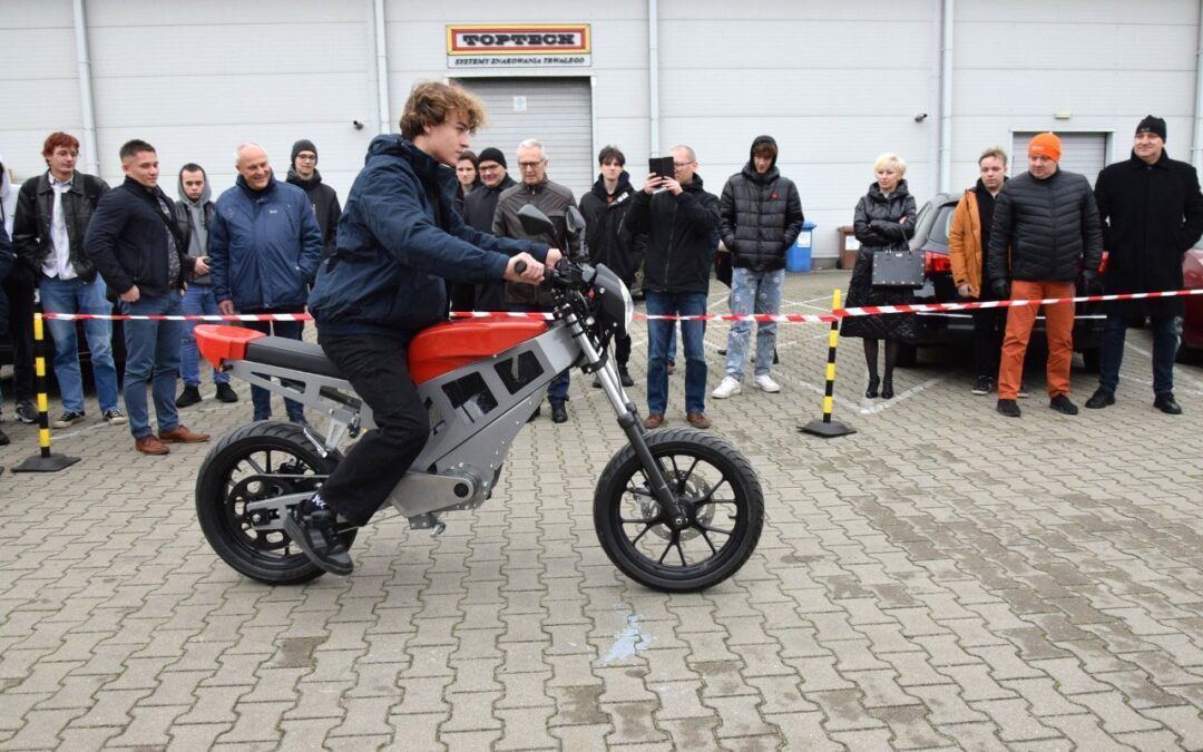 Uczniowie z CKZiU „Elektryk” Nowej Soli z kolegami z Niemiec zbudowali skuter. 